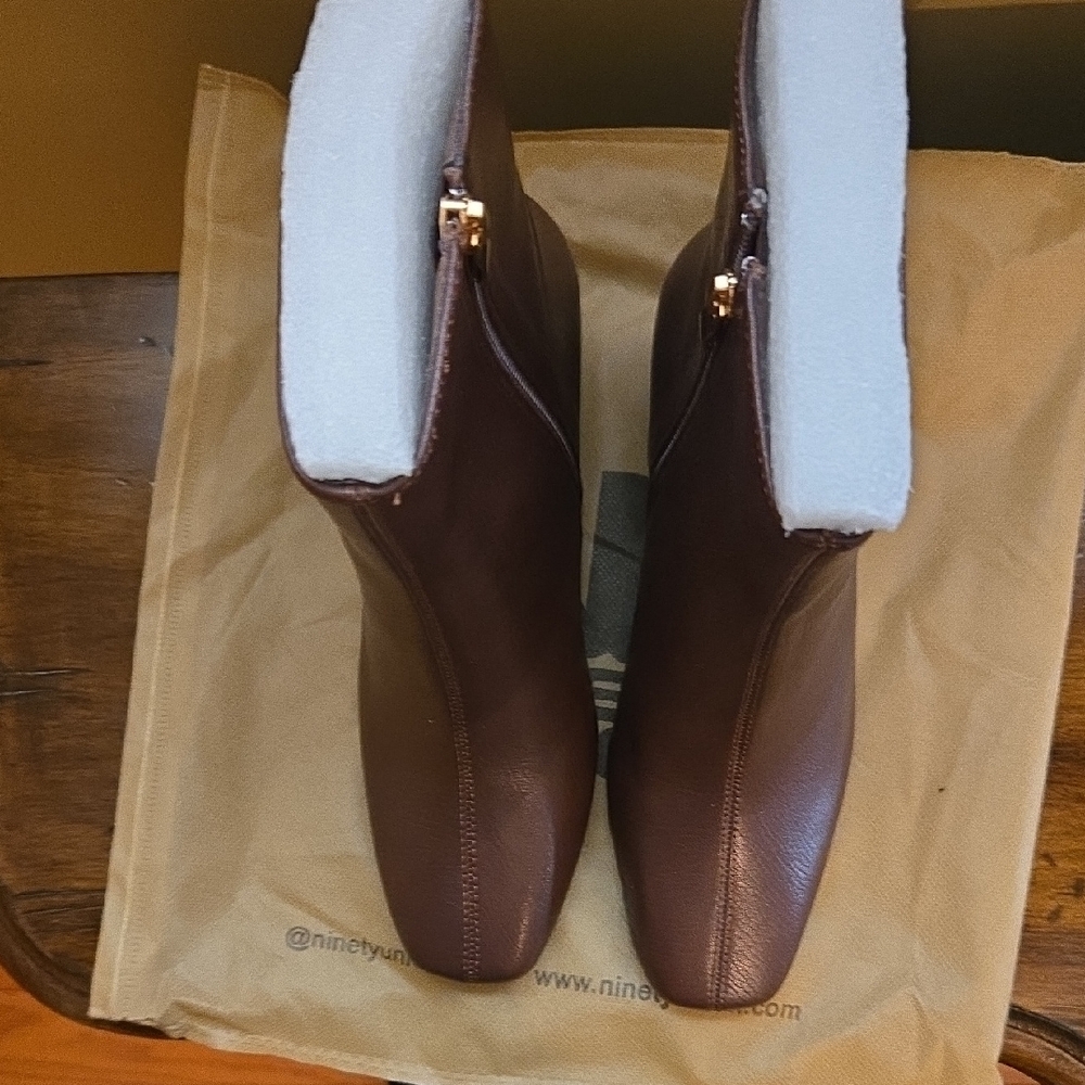 Elegant Brown Leather Ankle Booties - Picture 4 of 6